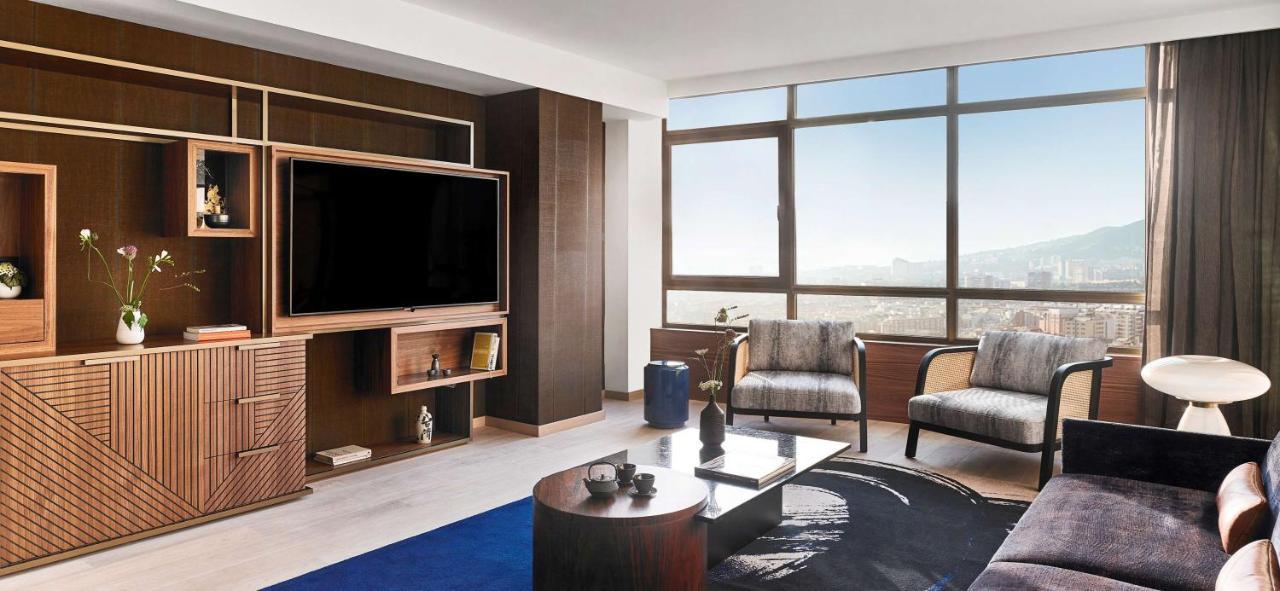 Nobu Hotel Barcelona Bagian luar foto A living room at the Ritz-Carlton, Chengdu