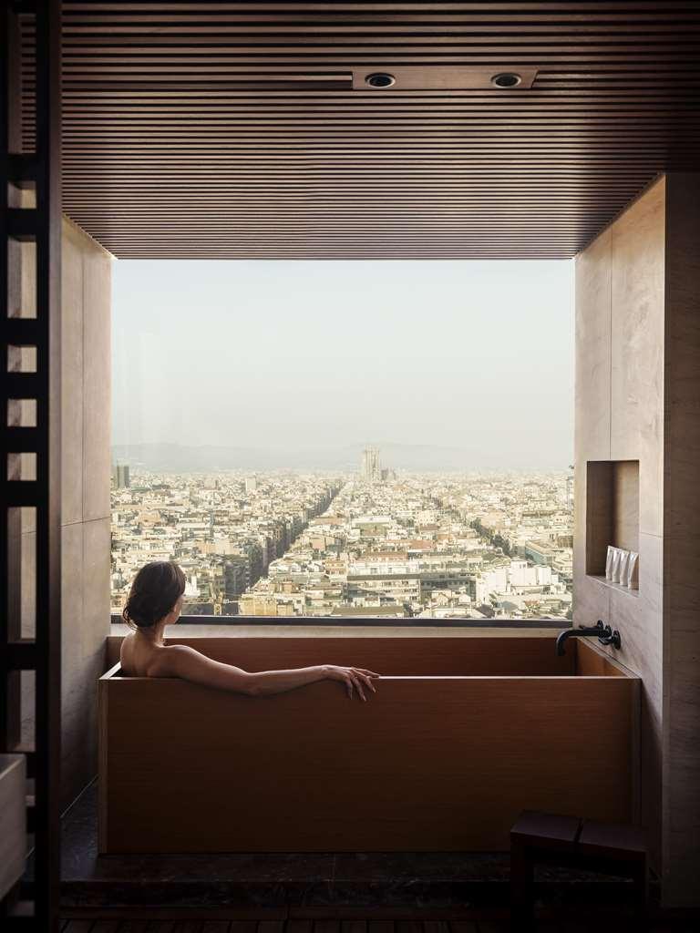 Nobu Hotel Barcelona Bagian luar foto A woman in a bathtub