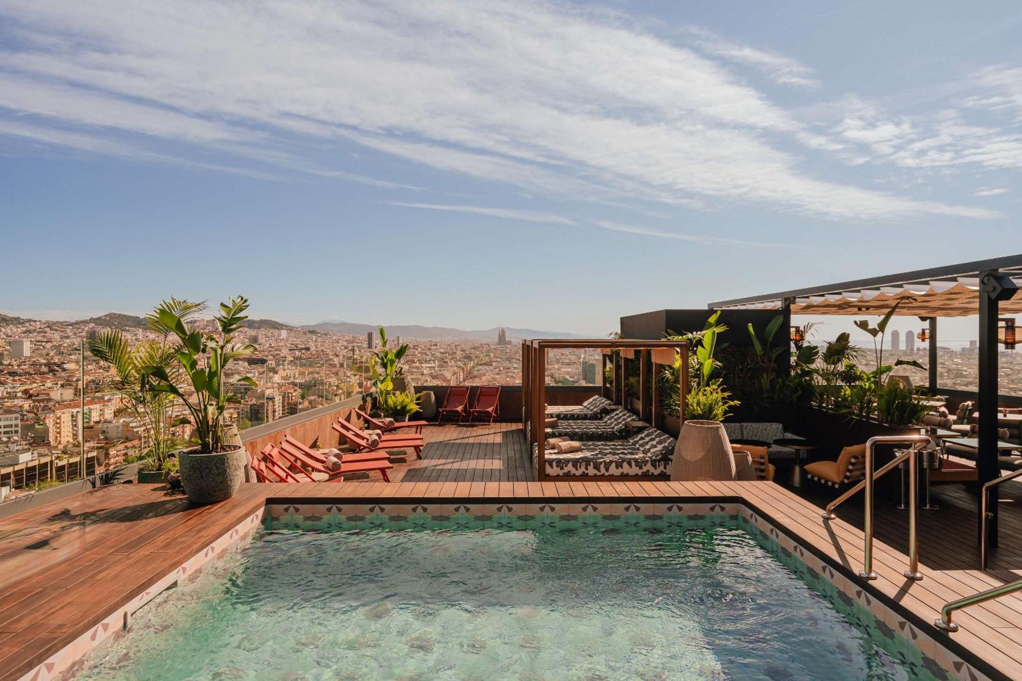Nobu Hotel Barcelona Bagian luar foto The hotel's rooftop pool